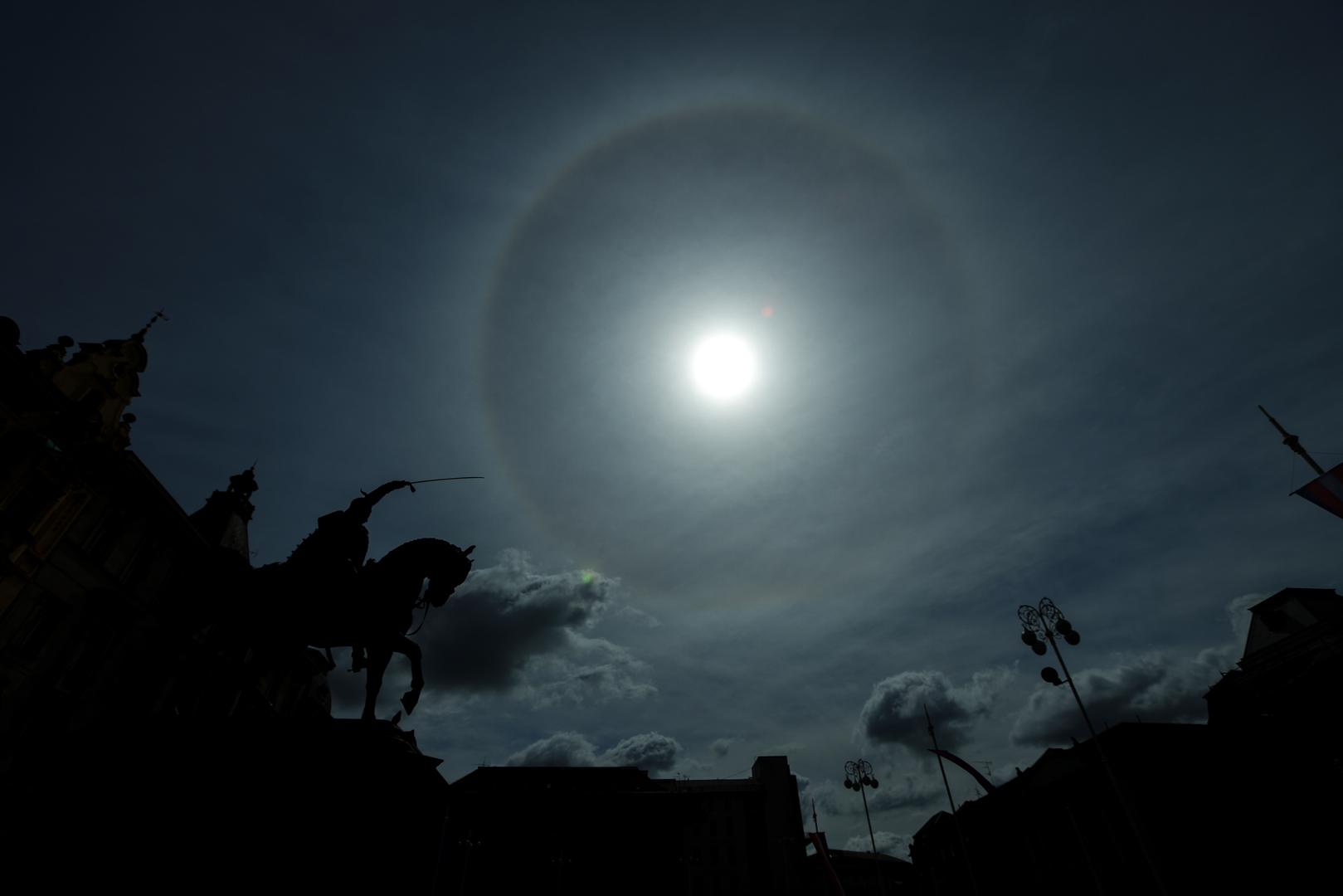 Zagrepčani su u petak ujutro mogli primijetiti neobičan prizor na nebu – svjetleći krug oko Sunca koji je mnoge zaintrigirao. Riječ je o prirodnom fenomenu poznatom kao halo efekt.