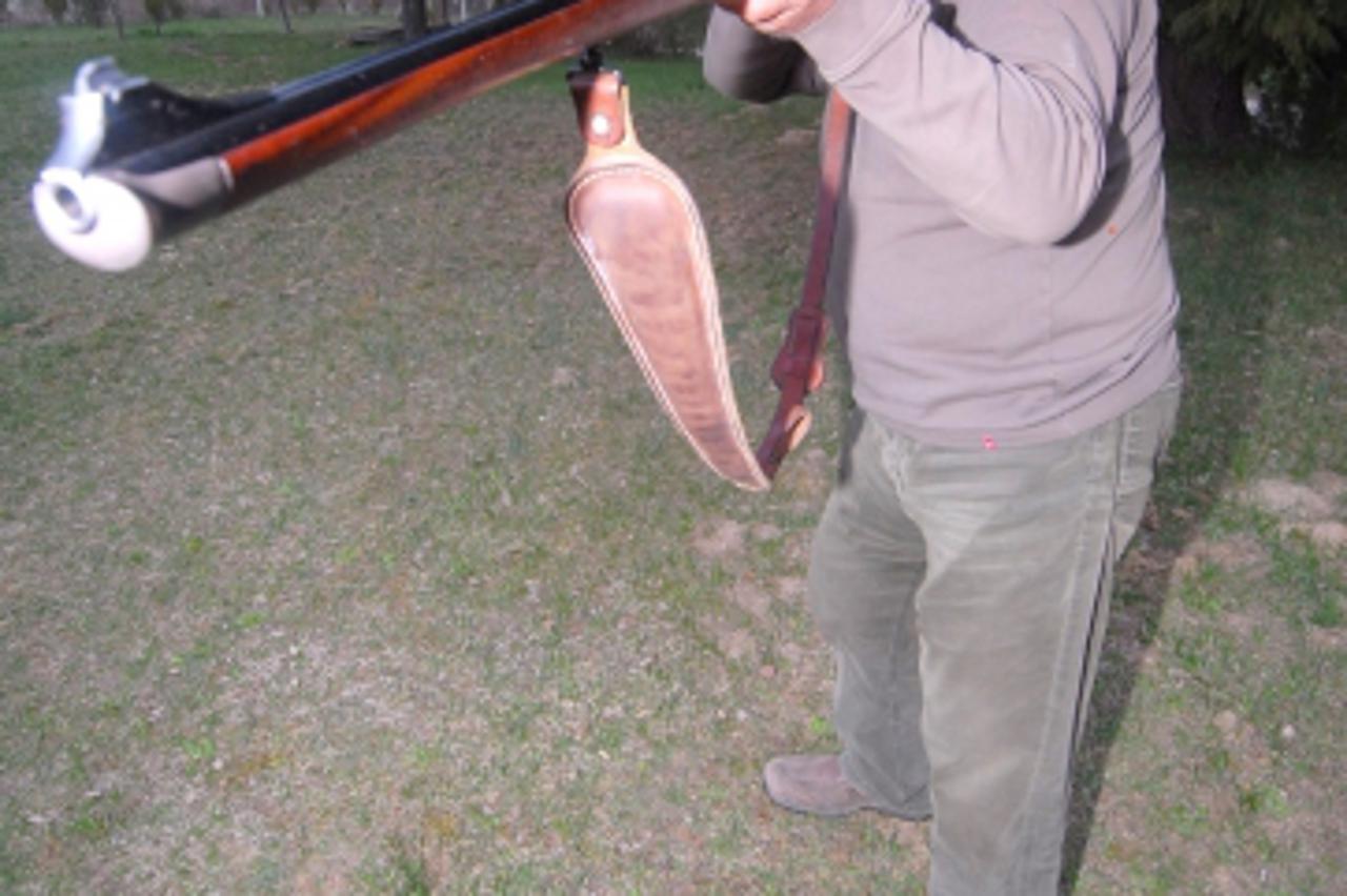 '30.03.2012., Grubisno Polje - Zagrepcanin Zvonimir Stancic koji privremeno zivi Grubisnom Polju u srediste je pozornosti dosao neobicnim oglasom kojim prodaje unikatnu lovacku pusku marke Mosin Nagna