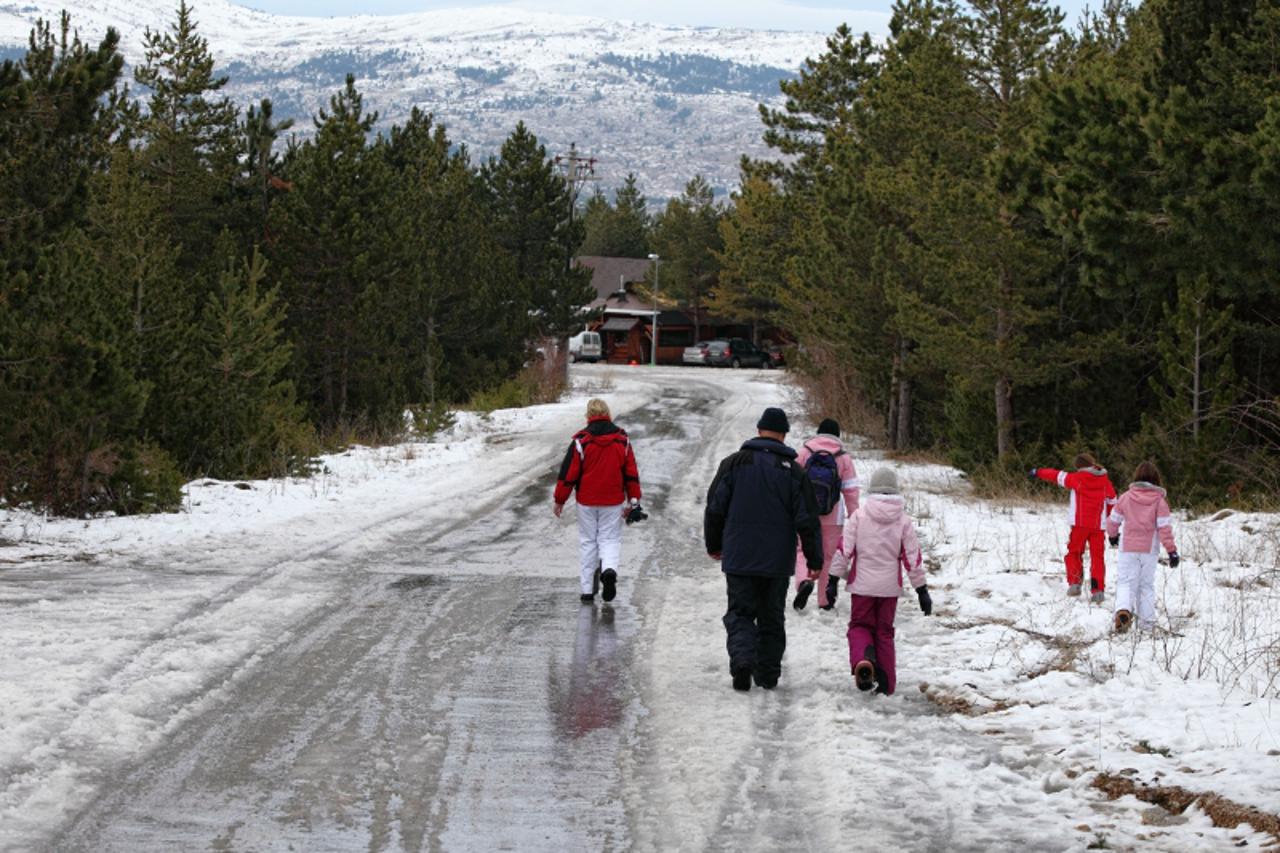 'bih - 08.01.2011., Blidinje - Park prirode Blidinje. Unatoc praznicima skijaliste biljezi slab posjet zbog nedostatka snijega. Photo: Tomislav Milicevic/Vecernji list'