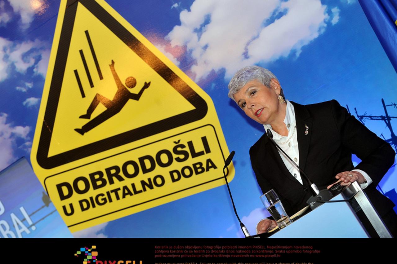 \'05.10.2010., HPB, Hrvatska postanska banka,  Jurisiceva 4, Zagreb - Predsjednica Vlade RH Jadranka Kosor na obiljezavanju dana prelaska RH na digitalno emitiranje televizijskih programa ukinula je a