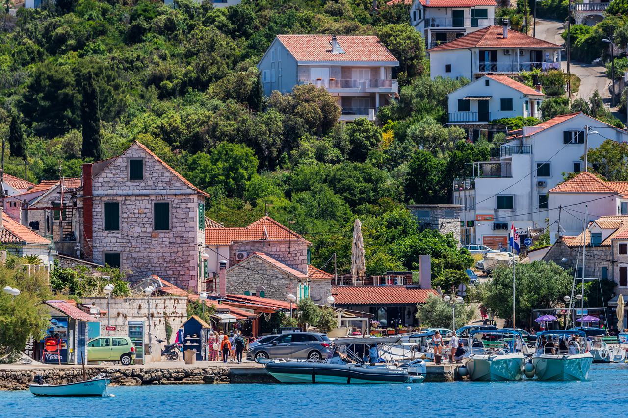 Proljetne panorame mjesta Maslinica na zapadnom djelu Šolte