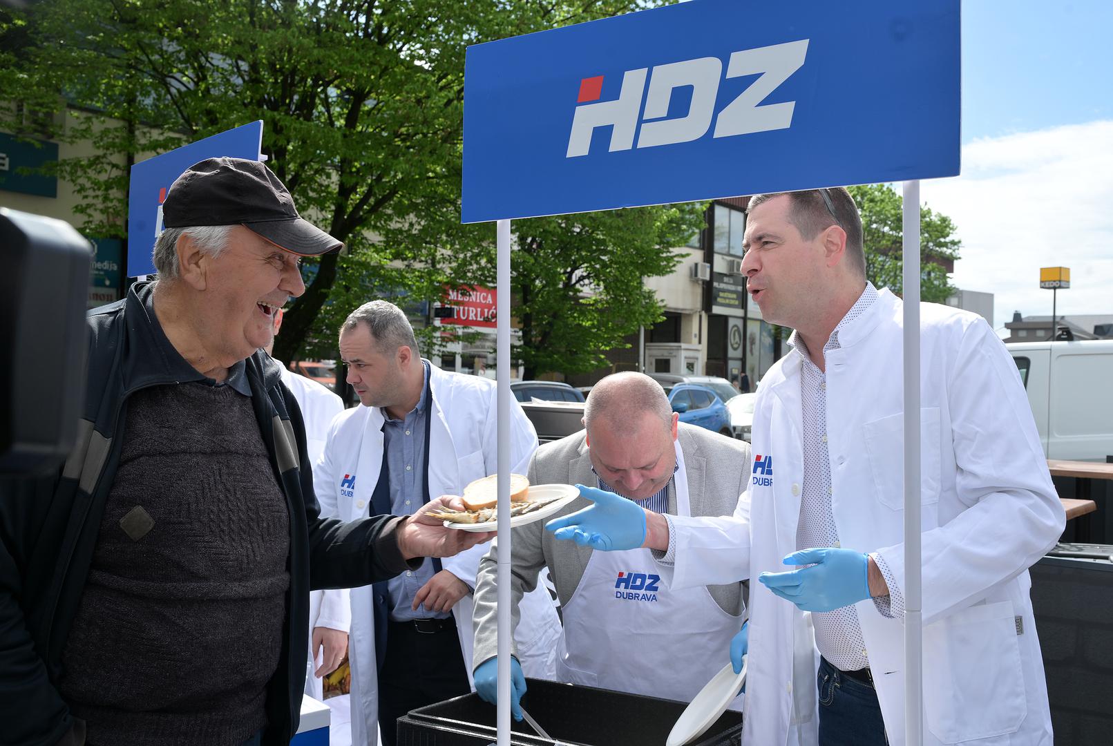 I HDZ-ov kandidat za zagrebačkog gradonačelnika, Mislav Herman, krenuo je skupljati potpise, a na tržnici u Dubravi dijelio je i obroke Zagrepčanima.