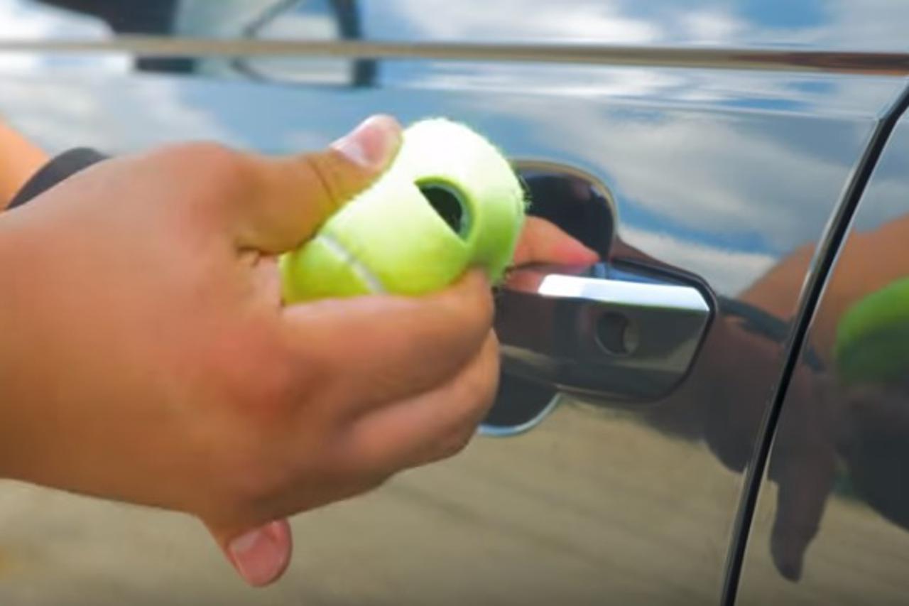 Otključavanje brave auta teniskom lopticom