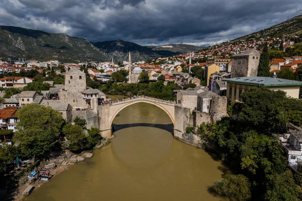 Neretva u Mostaru promijenila boju, više nije zelena nego smeđa i prljava