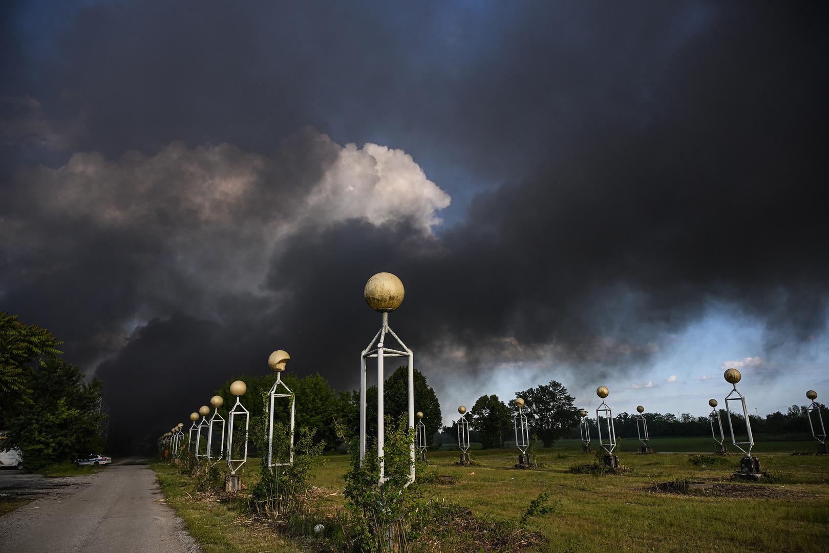 U subotu, nešto poslije 17 sati vatrogasci su zaprimili dojavu o požaru na području napuštenog objekta Sveučilišne bolnice u zagrebačkom naselju Blato. Gusti dim koji se toga dana širio metropolom uznemirio je brojne Zagrepčane, a u nastavku donosimo odgovore na ključna pitanja o cijelom događaju.  