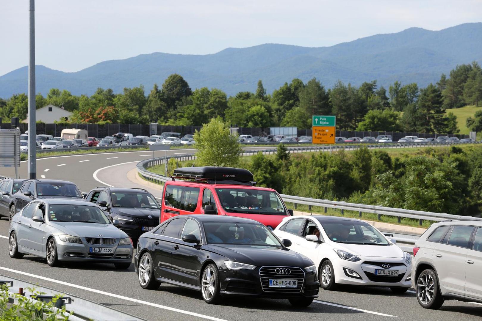 25.07.2020., Rupa - Kilometarske kolone za izlazak iz Hrvatske na granicnom prijelazu Rupa u pravcu Slovenije.
Photo: Goran Kovacic/PIXSELL