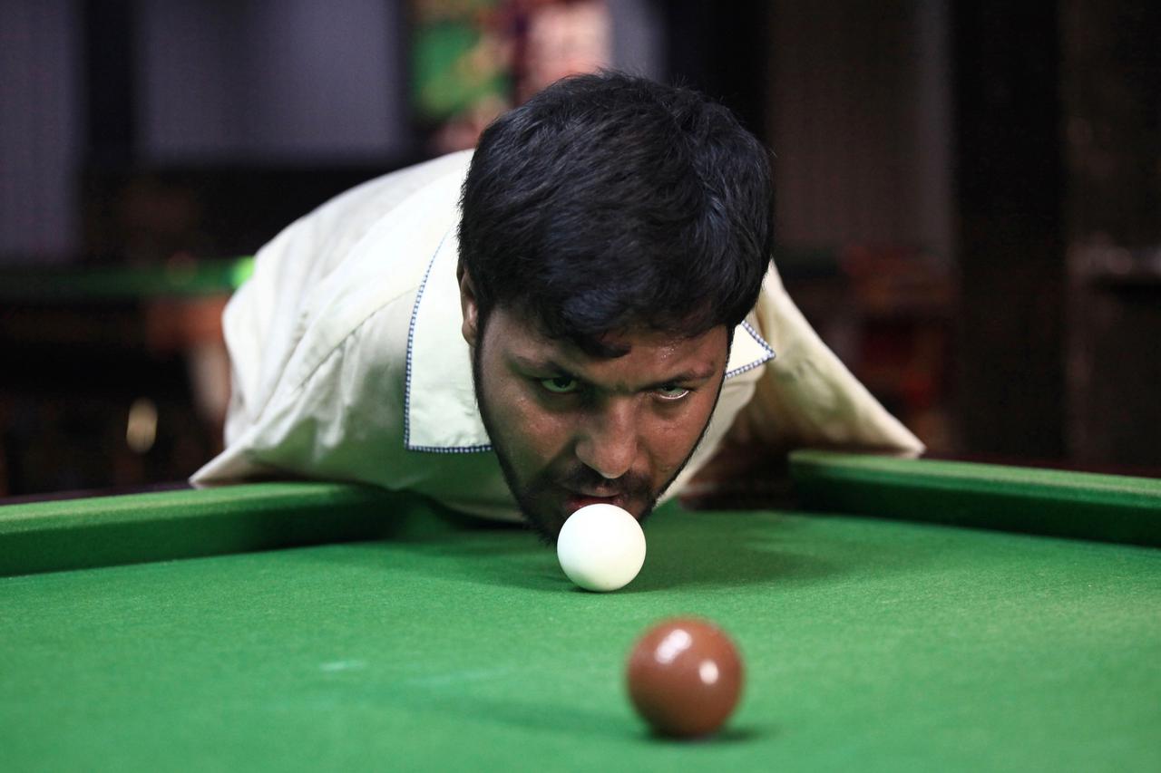 Pakistani born without arms excels in snooker in Samundri,