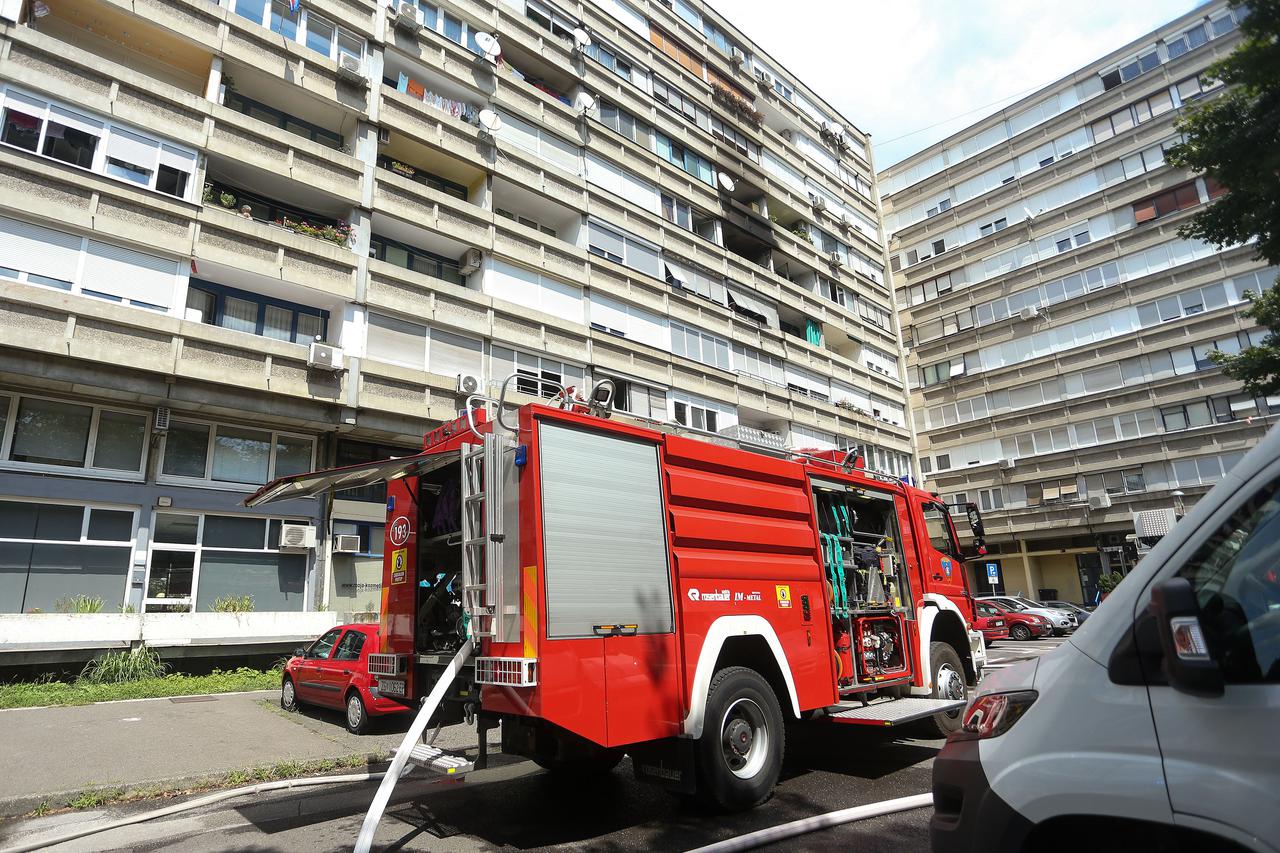 Zagreb: Vatrogasci ugasili požar na četvrtom katu zgrade na Krugama