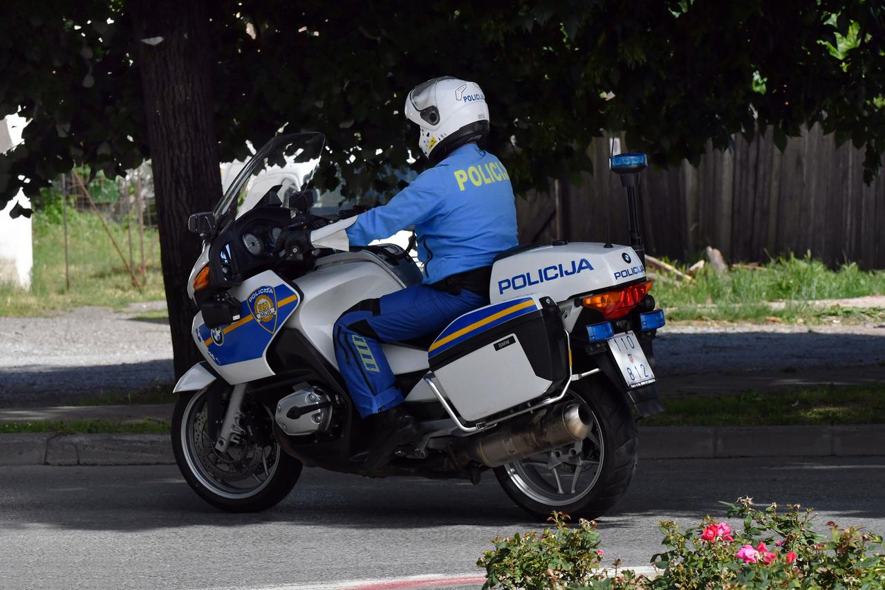 Policajac na motoru/ilustracija