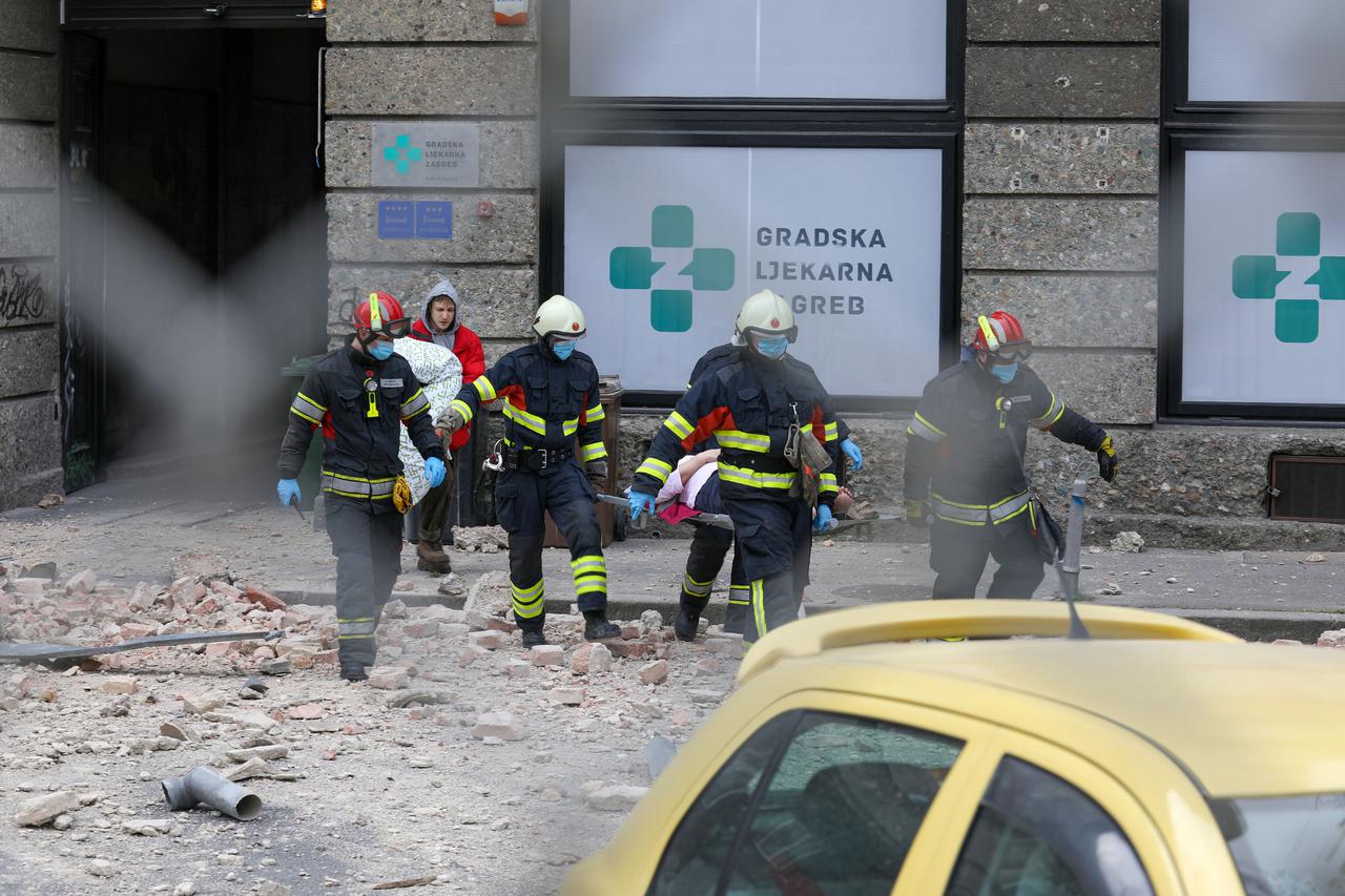 Zagreb: Vatrogasci spašavaju ljudi iz zgrada