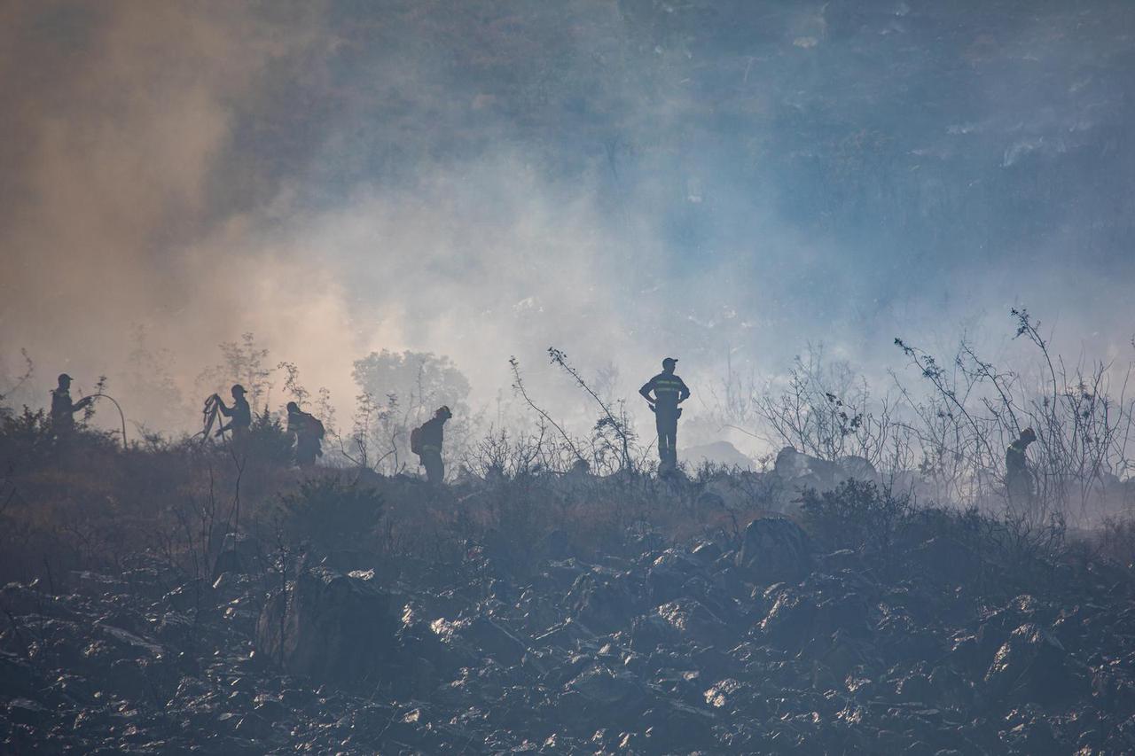 Gori iznad Orašca, vatrogasci uspjeli obraniti kuće u Ljupču, stigla 4 kanadera