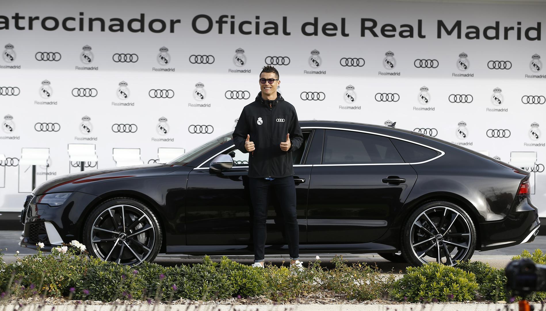 Nogometaši Reala nedavno su dobili nove automobile. Cristiano Ronaldo odvezao se s Audijem RS7 Performance od dva milijuna kuna. Vjerojatno je to najjeftiniji automobil koji će voziti zbog sponzora. Pa, zato vrijedi početi i završiti sa zvijezdom kraljevskog kluba, jer najskuplji automobil u njegovoj garaži košta... Ma, boli glava!