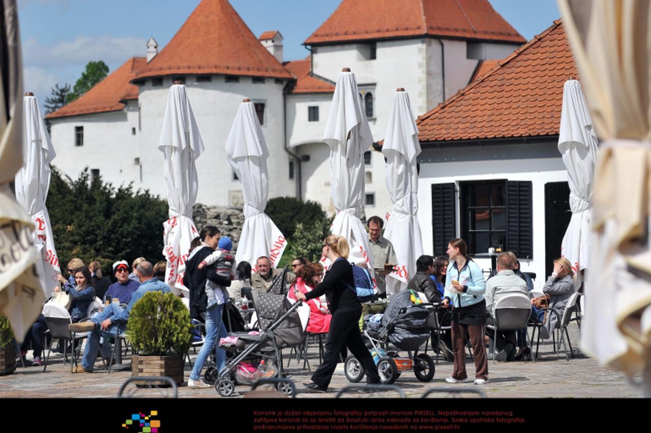'19.04.2012., Varazdin - Gradjani lijepo vrijeme iskoristili za uzivanje u kavi na terasi Trga Miljenka Stancca.  Photo: Marko Jurinec/PIXSELL'