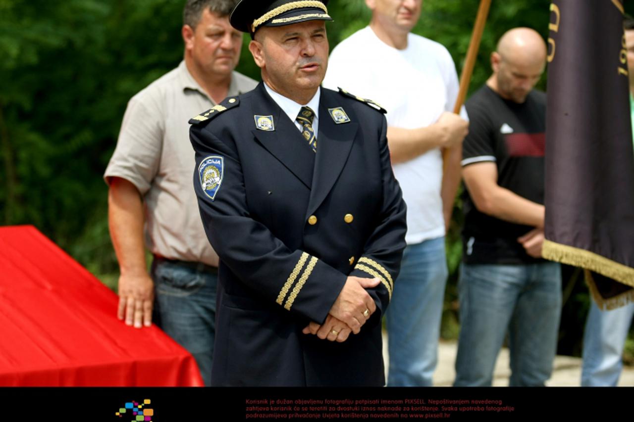'24.07.2011,Erdut - Otkrivanje spomen obiljezja povodom obiljezavanja dvadesete obljetnice poginulim braniteljima 1. gardijske brigade Tigrovi iz Rakitja. Izaslanik Republike Hrvatske nacelnik PU Osje