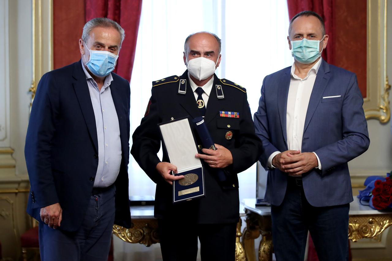 Zagreb: Bandić i Prgomet odlikovali pojedine građane za posebne zasluge