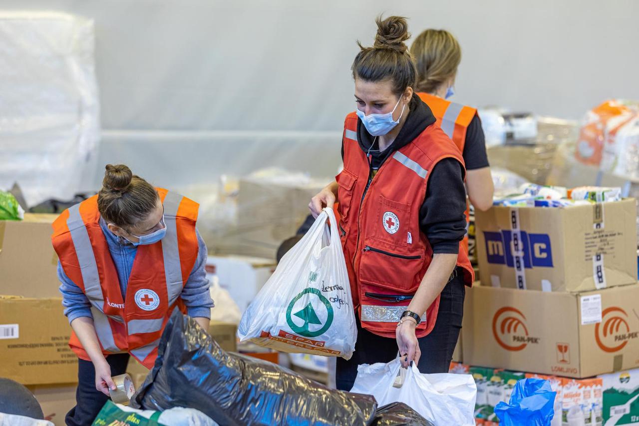 Pula: Crveni križ u dvorani Talijanske osnovne škole sortira i pakira donacije za žrtve potresa