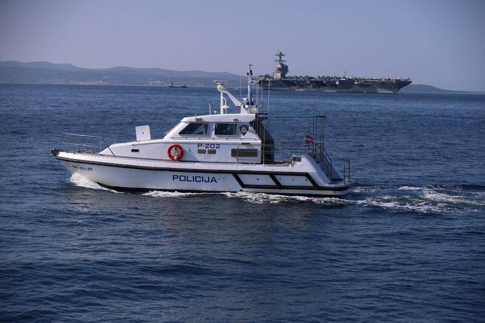 26.06.2023.,Split - Ponos americke mornarice, najmoderniji nosac zrakoplova na nuklearni pogon "USS Gerald R. Ford" uplovio je jutros u Split.Golemi brod, koji privlaci poglede Splicana i turista, najveci je ratni brod u povijesti. Dugacak je više od 330, a visok 76 metara, poput solidnog nebodera, s 25 paluba. Gradnja je stajala 12,8 milijardi dolara, a jos je 4,7 milijardi utroseno za istrazivanje i razvoj. Moze nositi 75 zrakoplova. Posadu, ukljucujuci zrakoplovno osoblje, cini 4500 ljudi. Photo: Zvonimir Barisin/PIXSELL