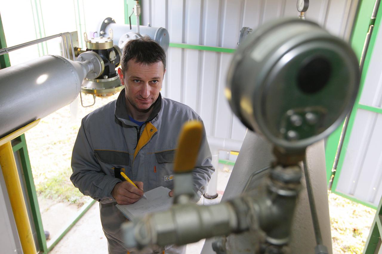 Radnik tijekom redovitog održavanja plinske mreže