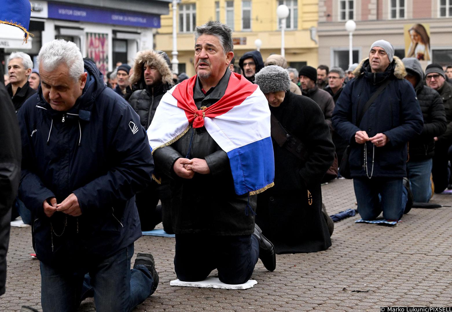 03.12.2022., Zagreb - Moljenje krunice na Trgu bana Josipa Jelacica. Klecanje muskaraca i molitva krunice odrzava se vec treci put i odrzava se svake pve subote u mjesecu.   Photo: Marko Lukunic/PIXSELL