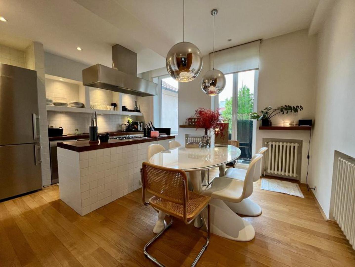 Sastoji se od prostranog dnevnog boravka, kuhinje s blagovaonicom i izlazom na balkon, dvije spavaće sobe (s mogućnošću preinake u tri), dvije kupaonice i dodatnog toaleta. Stan je orijentiran na istok i zapad te ima pogled na grad.