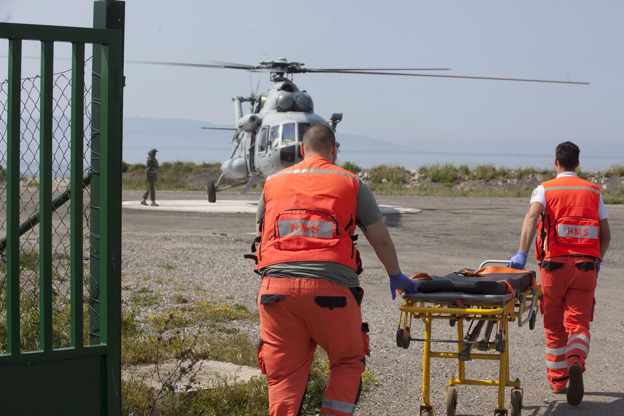 Rijeka: Prijevoz unesrećene osobe vojnim helikopterom