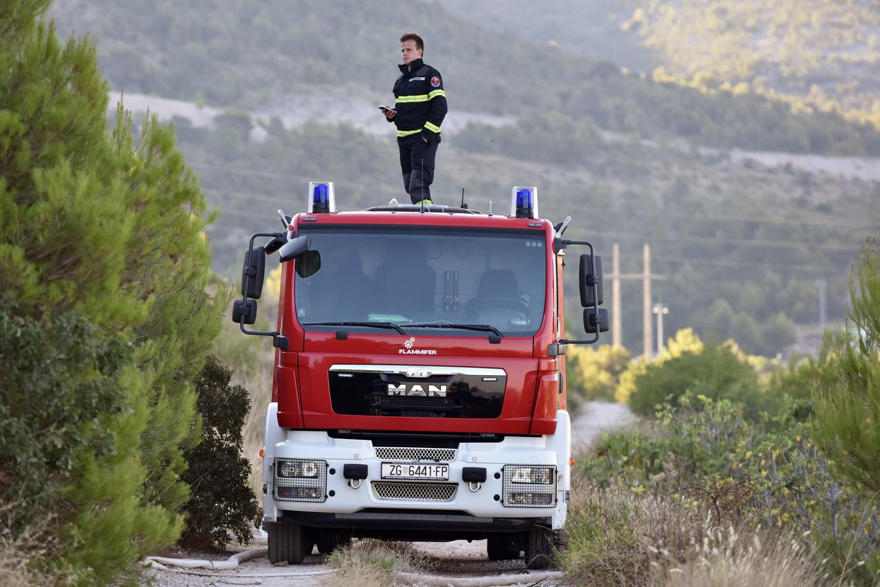 Vatrogasci dežuraju na zgarištu u Bilicama