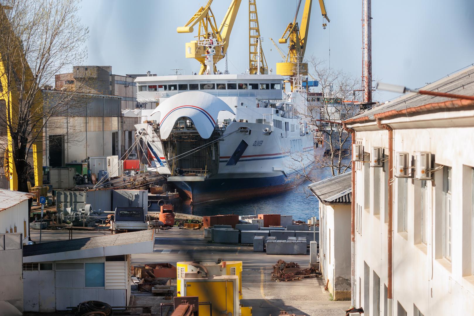 - Ovaj je glazbenik svojom glazbom dodirnuo cijelu Hrvatsku, a posebice su za nju vezani oni koji od mora i uz more žive. Na svoj je posljednji počinak ispraćen je 2018. godine, upravo katamaranom Jadrolinije, a na ovaj mu se način iskazuje počast kakvu je zaslužio, istaknuli su iz Jadrolinije.
