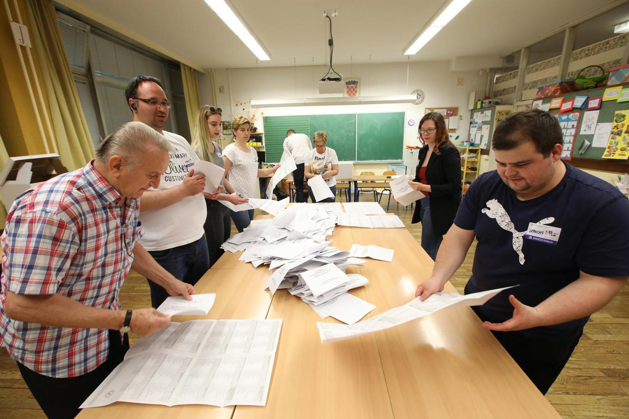 Najviše honorarnih poslova donose izborne godine jer je mnogo građana angažirano na biračkim mjestima