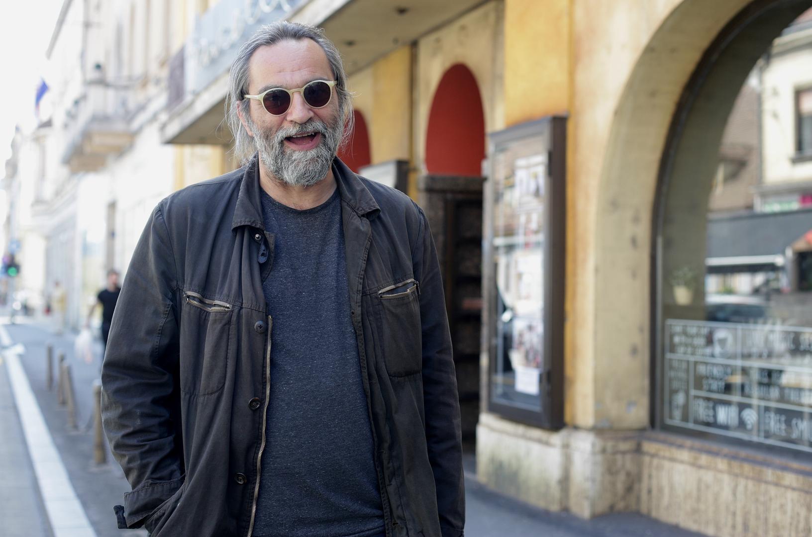  Kako bi uštedio preselio se u obiteljsku kuću u Čiču i nije kupovao namirnice, a ubrzo se 
preselio mami u Mesničku ulicu. Drama Ptičice pomogla mu je u zatvaranju prvih kredita, i kasnije su stvari krenule na bolje. 