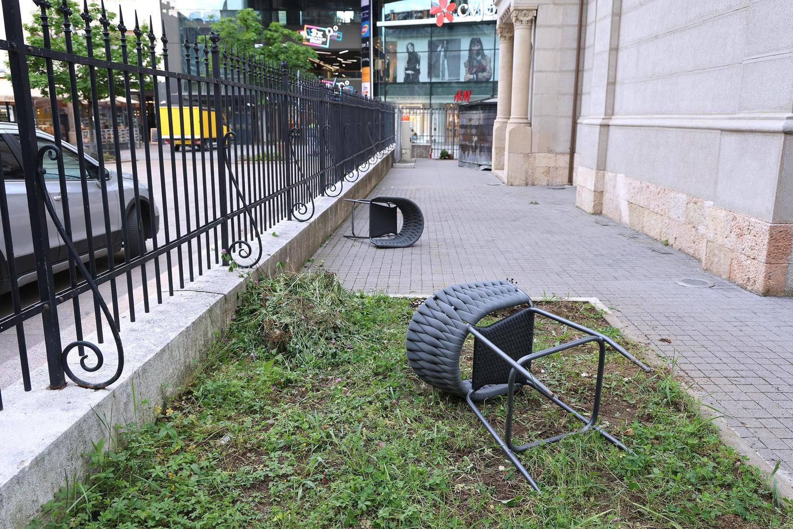 Jedna je osoba uhićena zbog vandaliziranja, piše Dnevnik.hr. Više informacija bit će poznato po završetku očevida.
