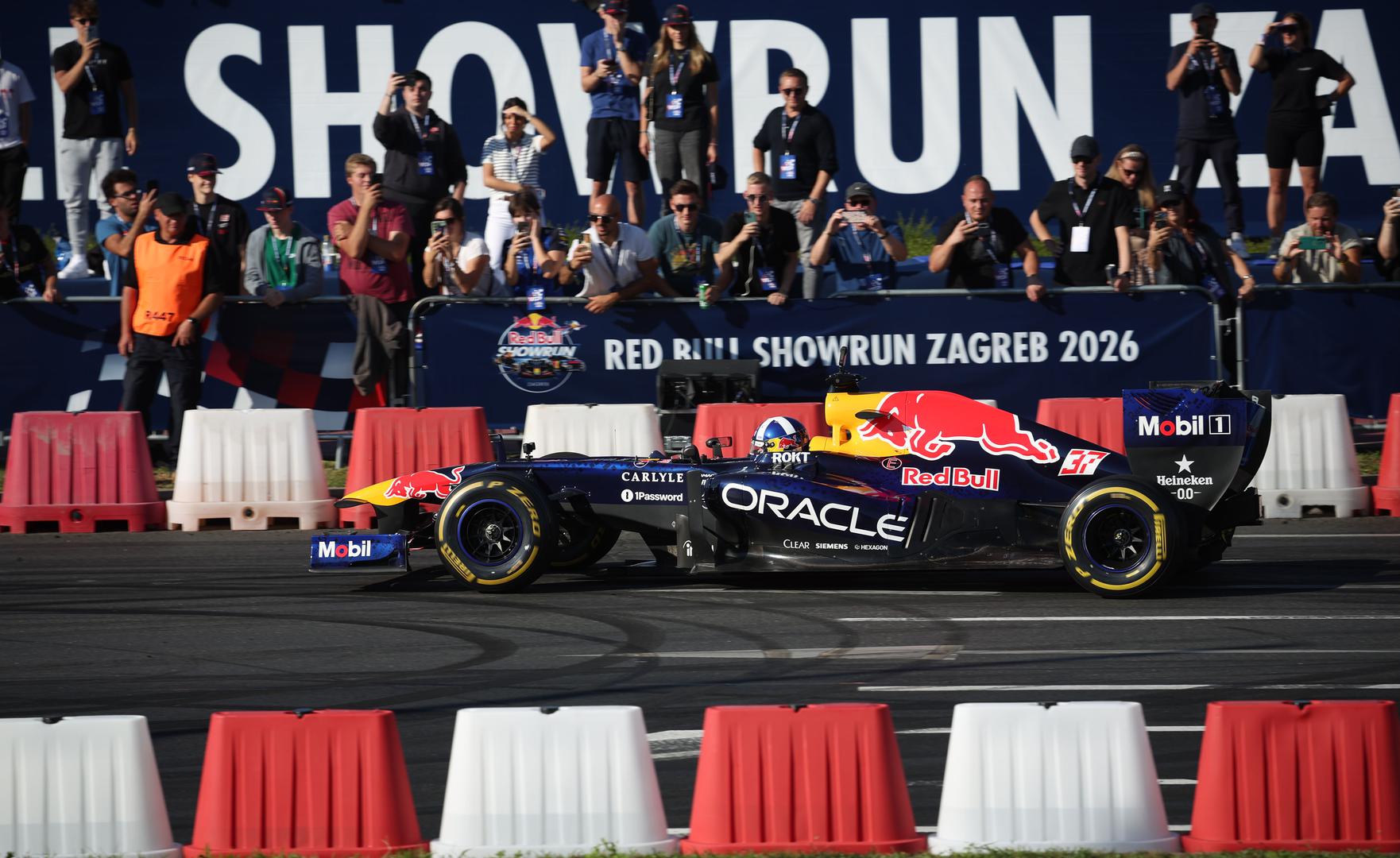 Red Bull Showrun veliki je motorsportski spektakl koji donosi atraktivnu kombinaciju Formule 1, adrenalinskih vožnji i demonstracija vrhunskih performansi različitih vozila.