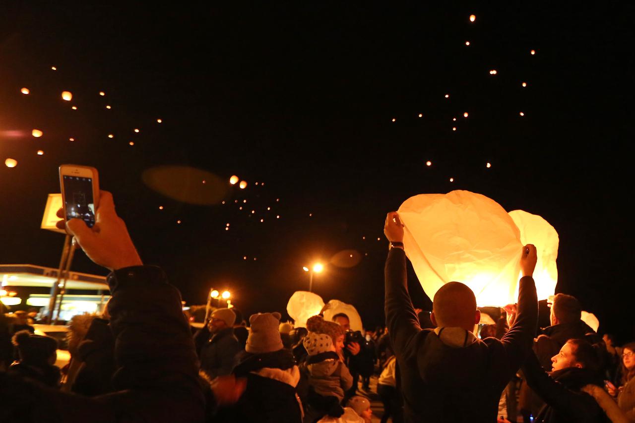 Lampioni pušteni u sklopu humanitarne akcije obasjali nebo nad Šibenikom