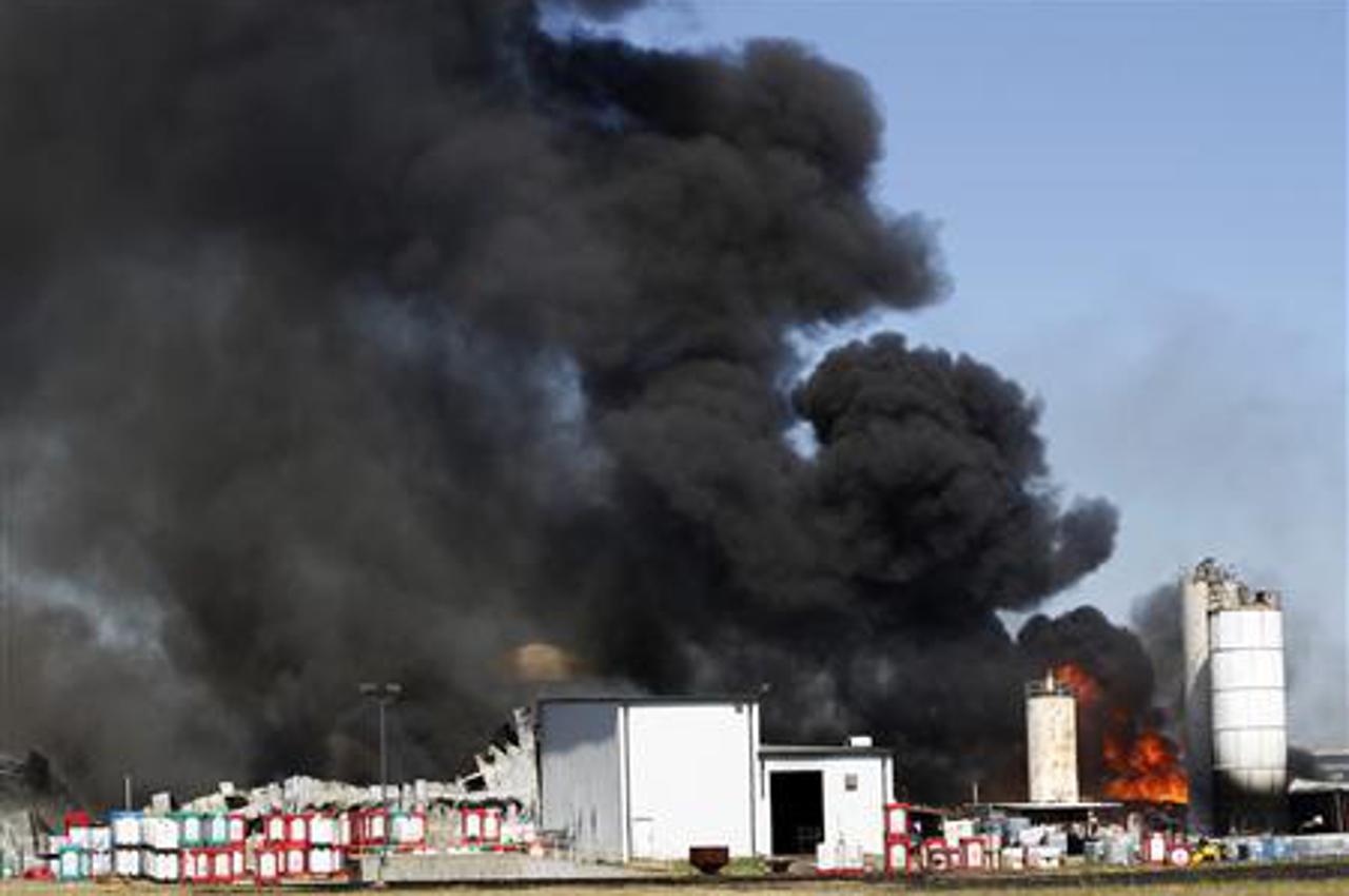 Požar kemijske tvornice nedaleko Dallasa
