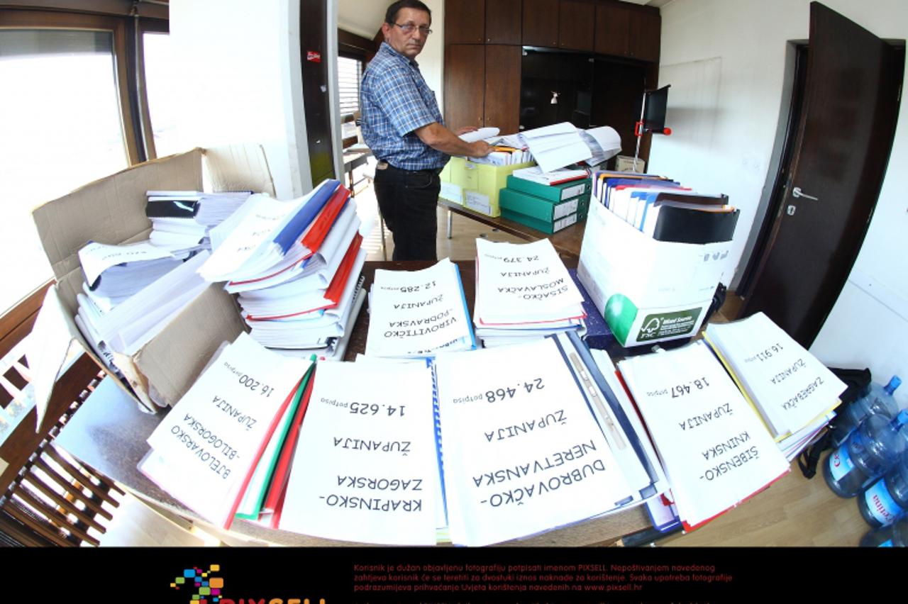 '12.07.2010., Zagreb - Potpisi gradjana iz cijele Hrvatske za referendum protiv izmjena Zakona o radu cuvaju se iza zakljucanih vrata u Radnickom domu u Subicevoj ulici.Postoje i kopije potpisa, a one