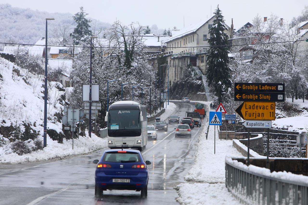Na slunjskom području  tijekom noći palo desetak centimetara snijega