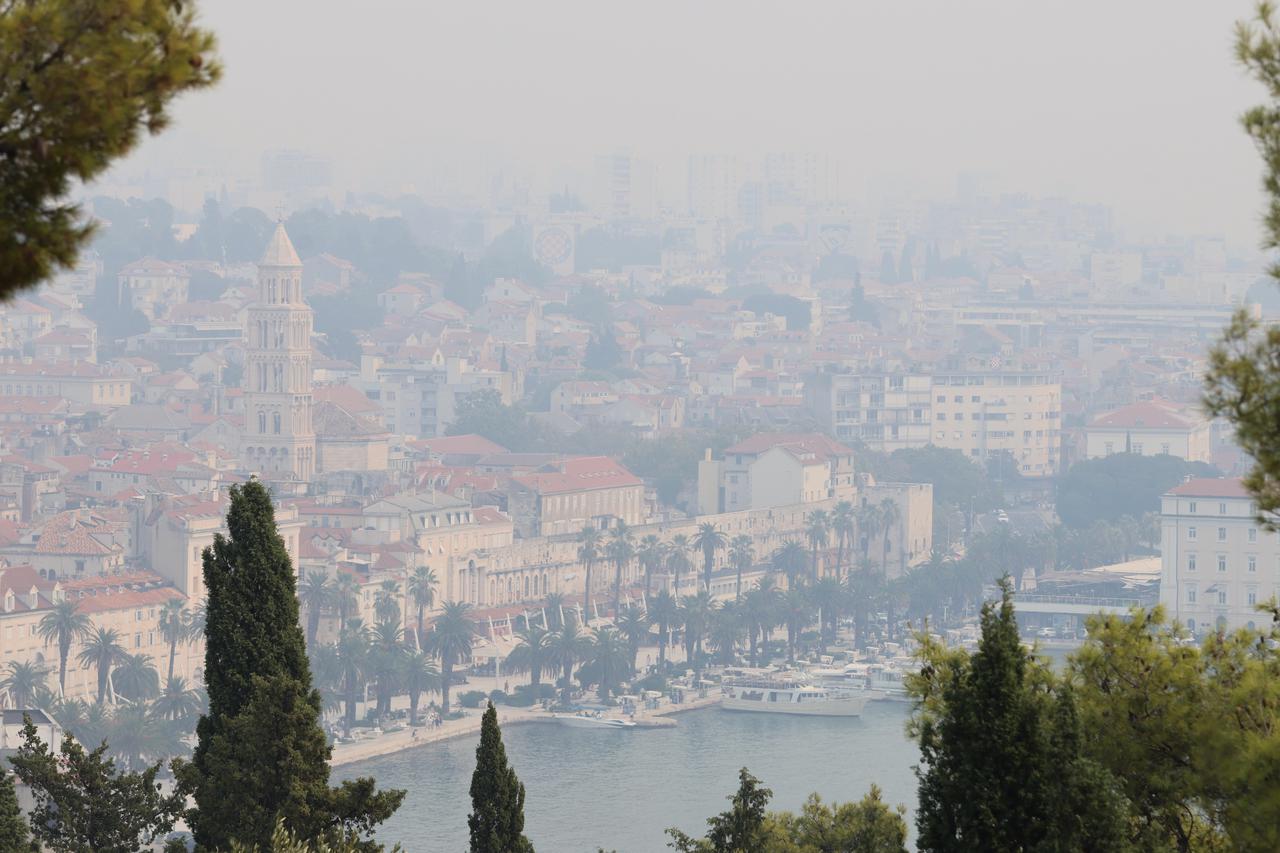 Split  prekriven dimom zbog požara kod Tomislavgrada