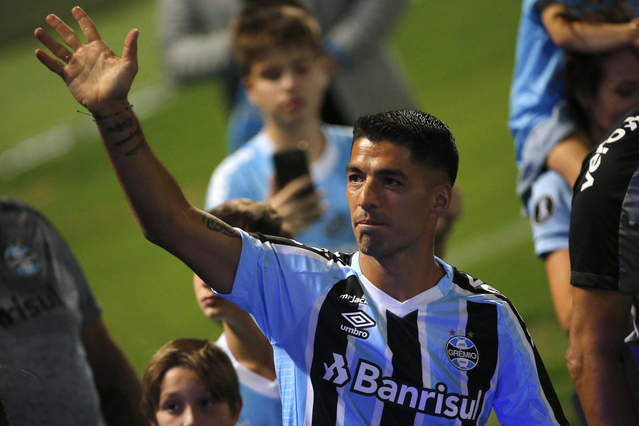 Gremio present new signing Luis Suarez