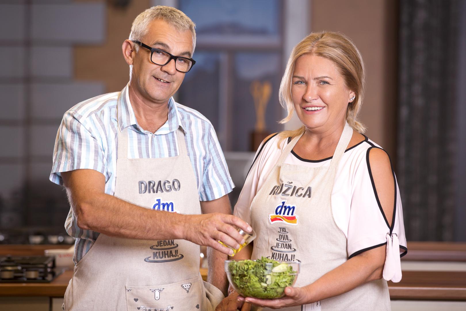 Ružica Jurić (53, obrtnica, Zagreb) i Drago Piškor (53, nezaposlen, Zagreb) – prijatelji
Ružica i Drago vrlo su dobri prijatelji, no nisu oduvijek bili tako dobri. Kad su se tek
upoznali, nisu se mogli podnijeti, ali vrijeme je napravilo svoje. Kada je riječ o kuhanju, ne vole se strogo držati
recepta i jelu daju poseban štih. Smatraju da je kreativnost u kuhinji ključan čimbenik za dobro jelo te da oboje imaju potrebno znanje i iskustvo za pobjedu.
