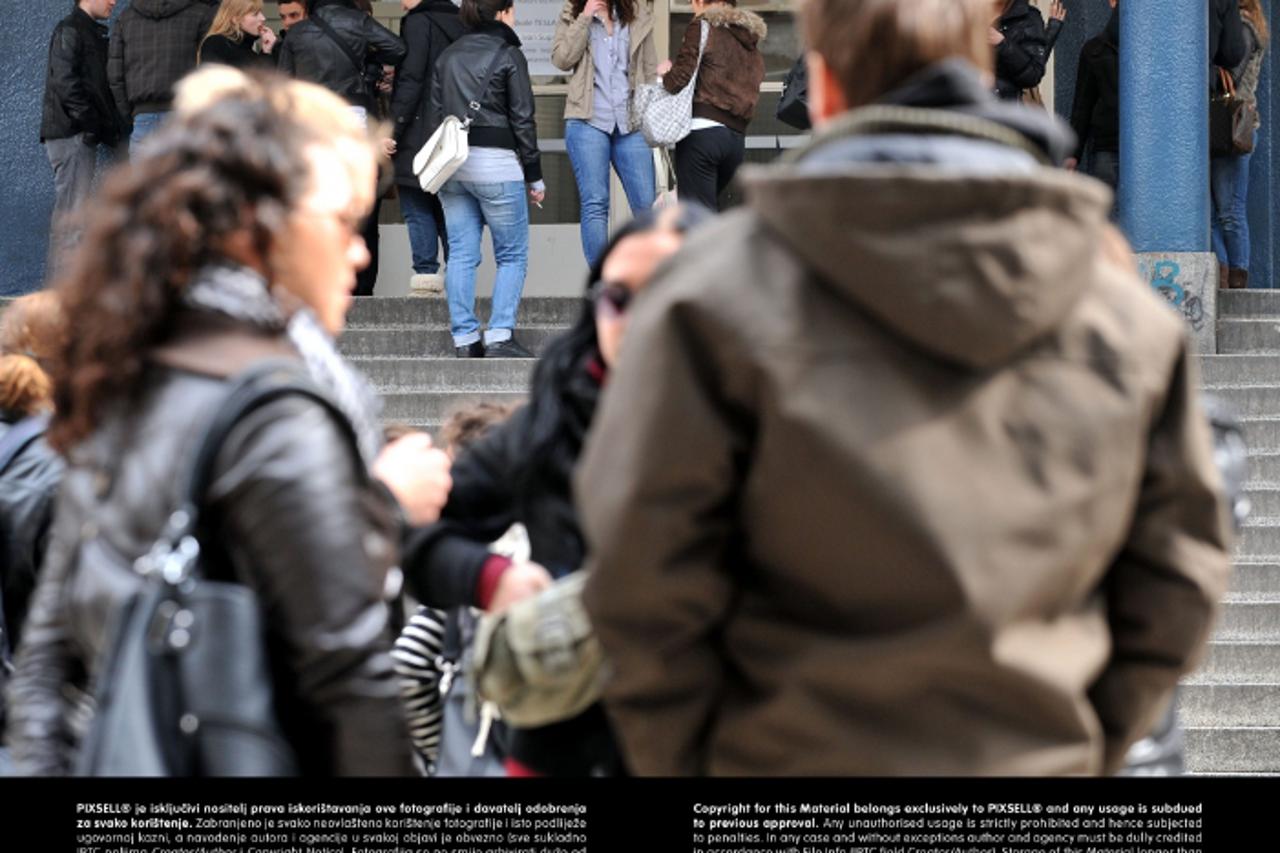 '18.03.2010., Zagreb - Klaiceva 7, 10 gimnazija, polaganje drzavne mature na engleskom jeziku. Djaci na ispitu nisu smjeli imati bocicu vode sa reklamom i maramice za nos jer se profesori boje salbaht