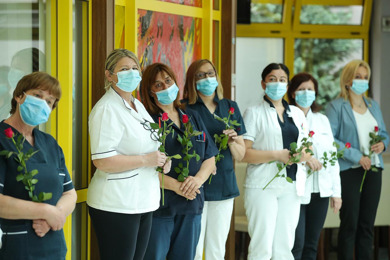 Zagreb: Bandić dijelio ruže povodom Međunarodnog dana sestrinstva