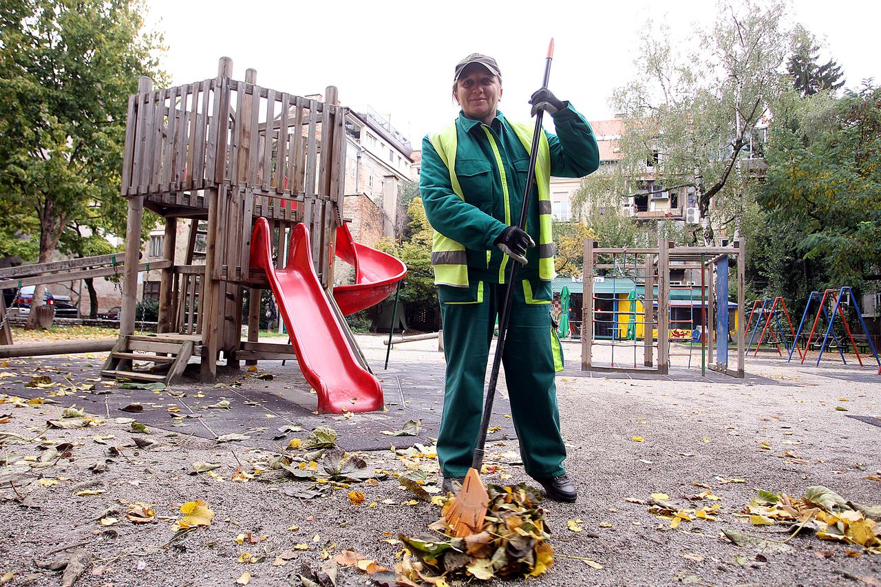 29.10.2012., Zagreb - Gradska cetvrt Donji grad ima puno dvorista unutar stambenih blokova od kojih su neka uredjena u parkove, a neka su zapustena. Dvoriste u Dalmatinskoj 12 u kojoj je park za djecu radnici Zrinjevca svakodnevno ciste.  Photo: Goran Sta