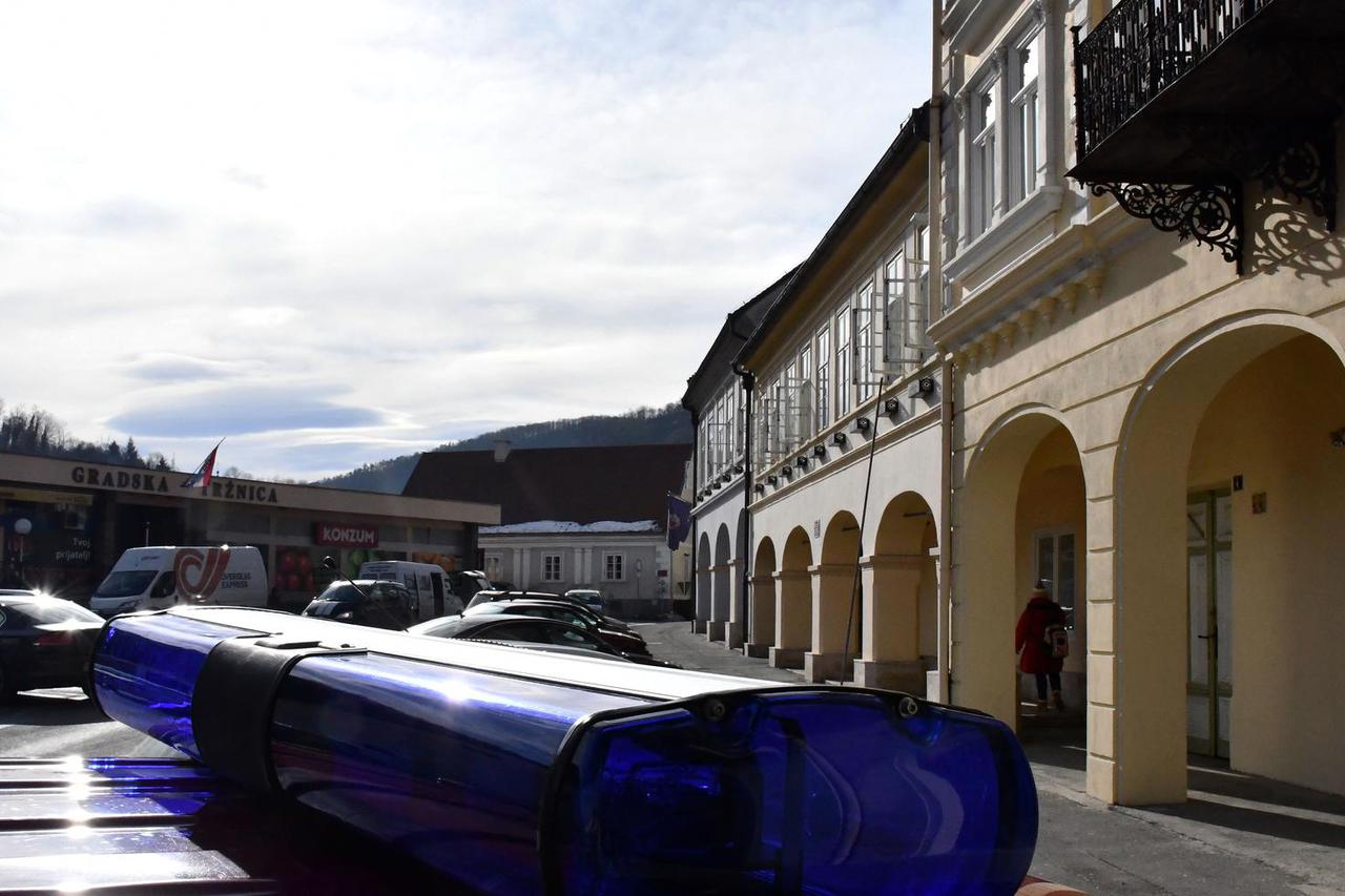 Požega: Pred zgradom Grada Požege na Trgu Svetog Trojstva zamijećena su policijska vozila