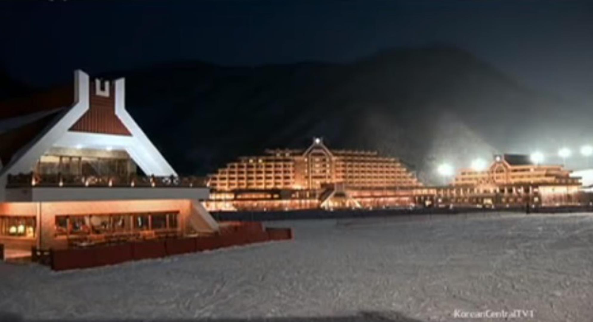 Osim toga, ideja da se održi zajednički skijaški trening u sjevernokorejskom skijalištu izazvala je žučnu raspravu na jugu jer su mnogi smatrali da je to promocija mjesta koje promovira sjevernokorejski režim. Također je plan Južne Koreje da upotrijebi svoj zrakoplov za prijevoz svojih skijaša izazvao zabrinutost da se na taj način krše sankcije koje su SAD nametnule Sjevernoj Koreji, a prema kojima će prijevoznim sredstvima koja posjete Sjevernu Koreju biti zabranjen posjete SAD-u u roku od 180 dana. Seul je uspio ishoditi izuzeće iz američkih sankcija sat vremena prije polijetanja zrakoplova. 