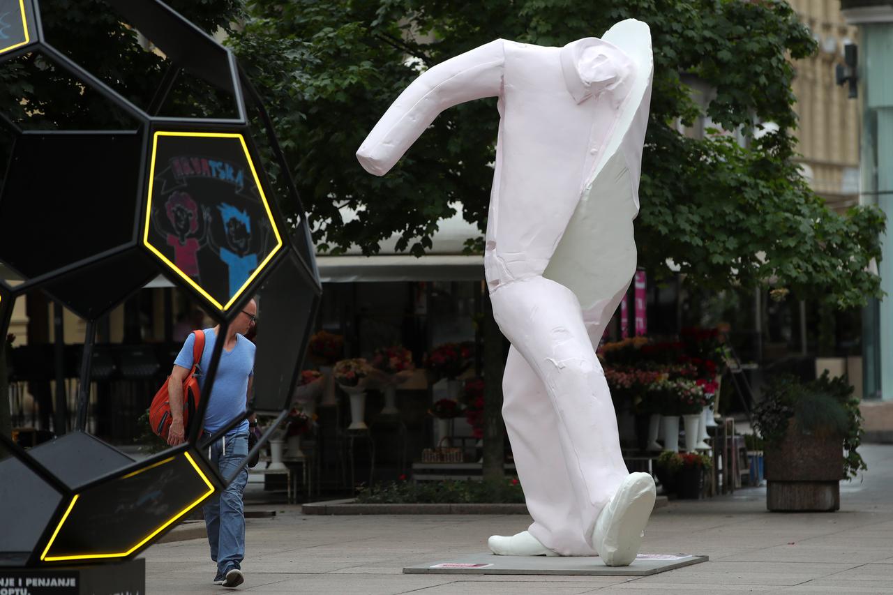Skulptura "Bez naziva" na Trgu Petra Preradovića djelo je slavnog austrijskog umjetnika Erwina Wurma