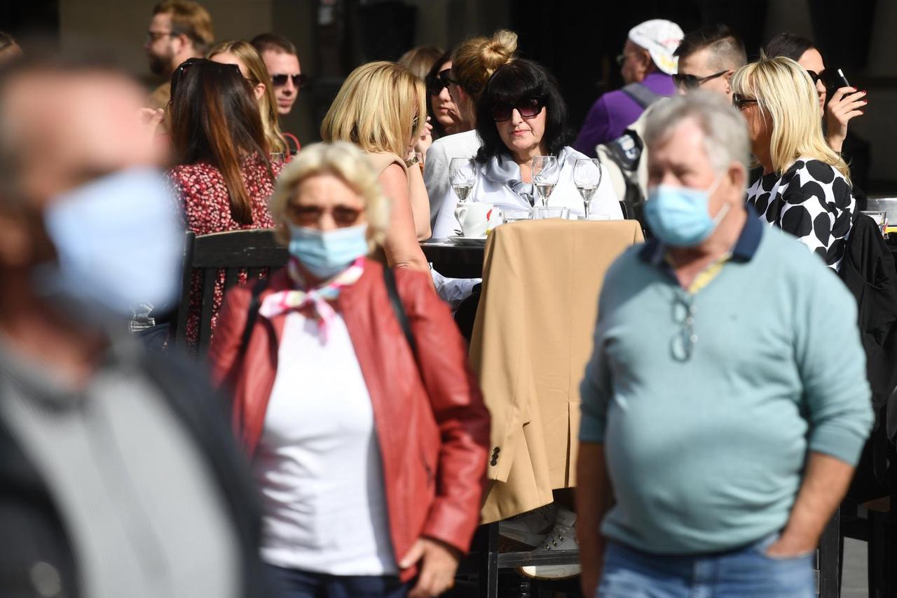Zagreb: Većina ljudi u gradu u bezbrižnoj svakodnevnici unatoč sve većem broju zaraženih