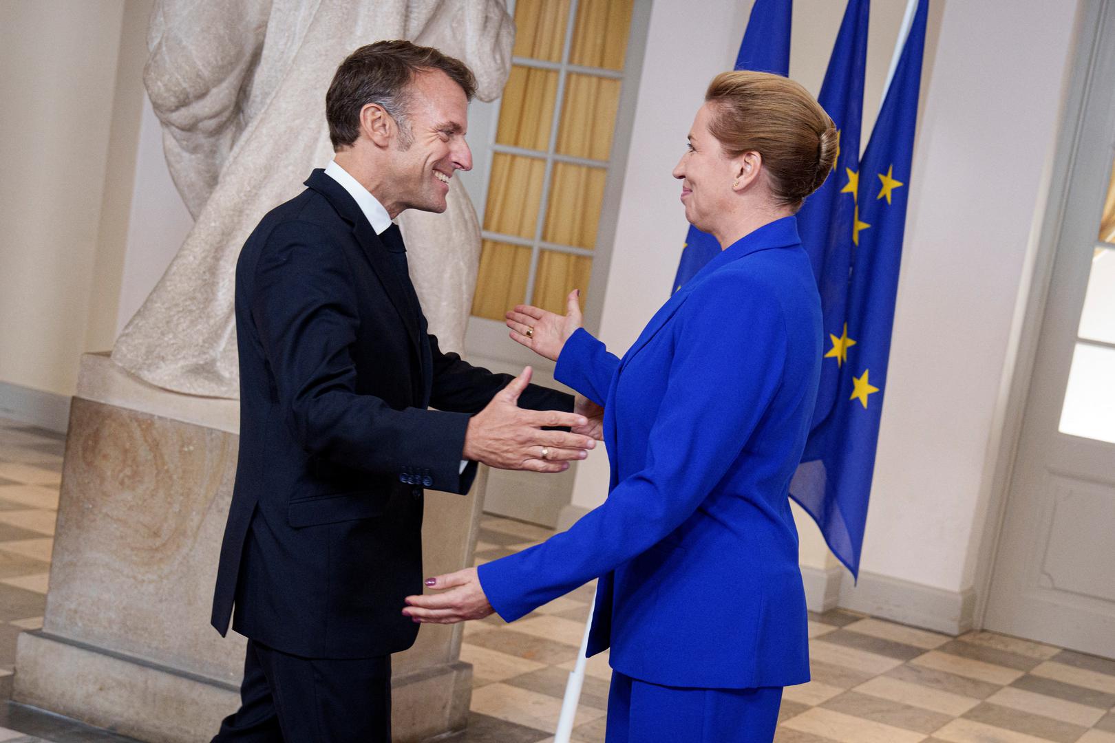 Denmark's Prime Minister Mette Frederiksen welcomes France's President Emmanuel Macron to an informal summit at the Danish Parliament at Christiansborg Castle in Copenhagen, Denmark, October 1, 2025. Ritzau Scanpix/Liselotte Sabroe  via REUTERS    ATTENTION EDITORS - THIS IMAGE WAS PROVIDED BY A THIRD PARTY. DENMARK OUT. NO COMMERCIAL OR EDITORIAL SALES IN DENMARK. Photo: LISELOTTE SABROE/REUTERS