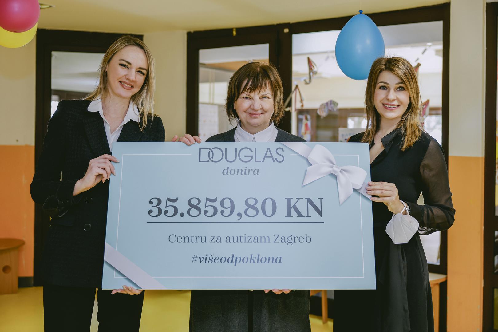 Predstavnica marketinga Douglas parfumerija Dina Akšamija (lijevo) i izvršna direktorica Adrijana Bokan (desno) s ravnateljicom Centra za autizam, Žarkom Klopotan