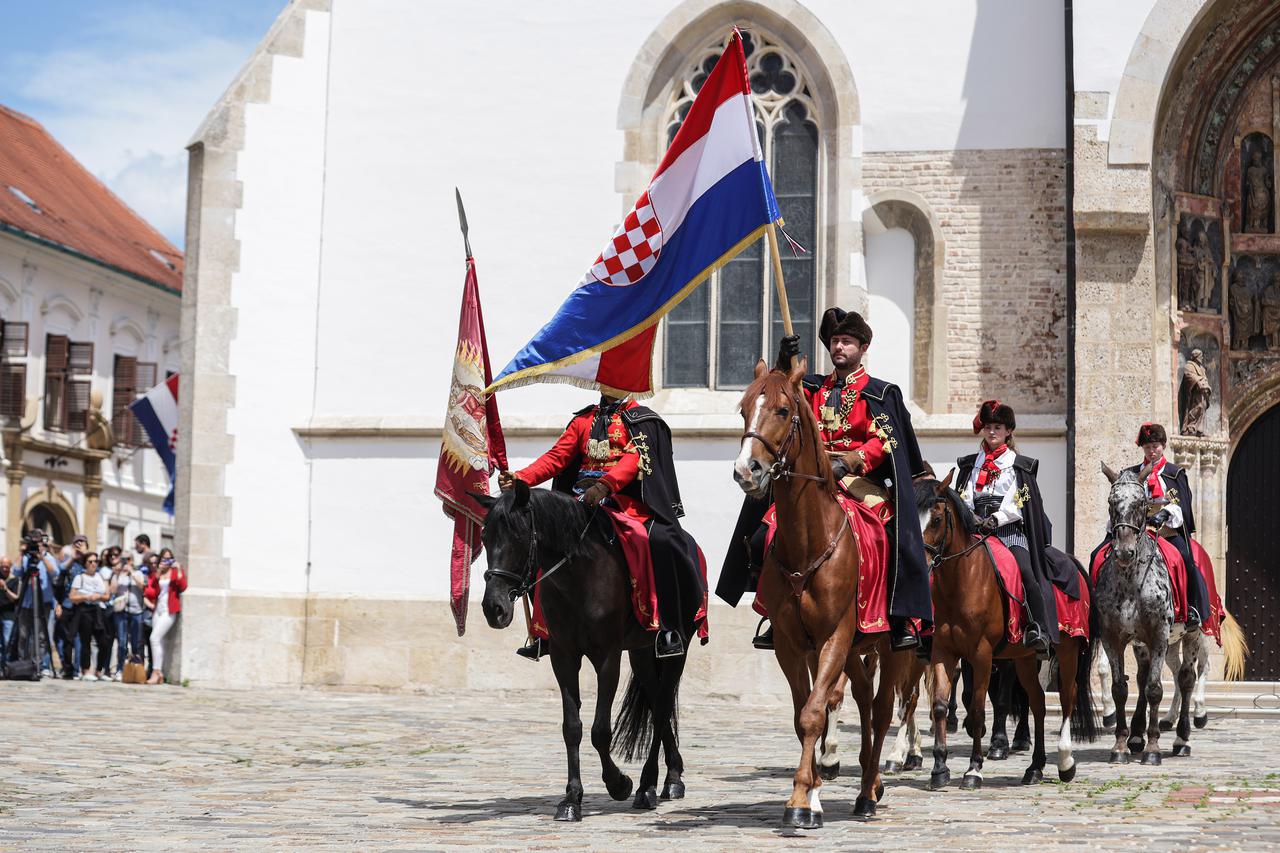 Zagreb: Premijer Plenković s članovima Vlade prisustvovao je smjeni straže Kravat pukovnije