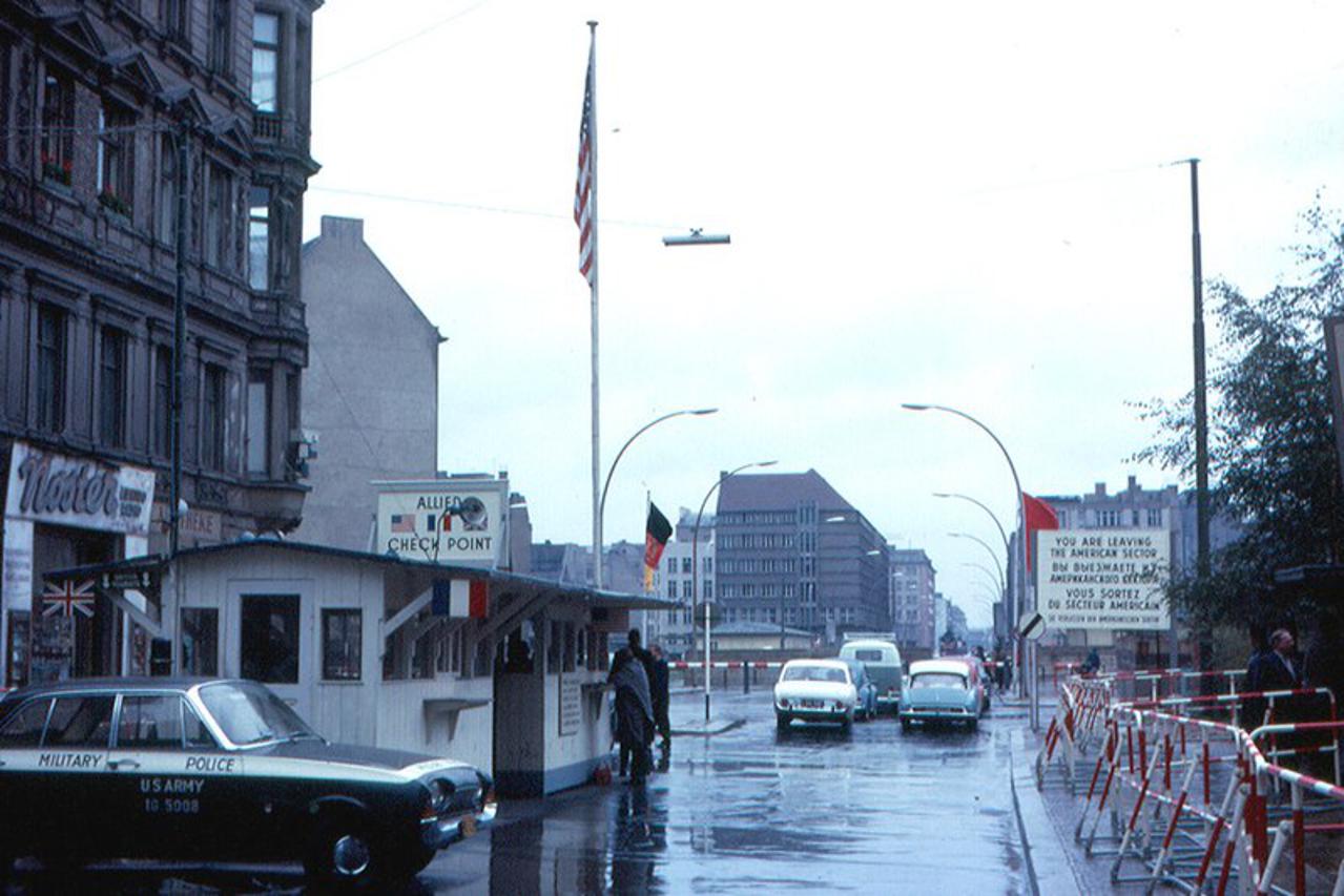 Checkpoint Charlie u Berlinu za vrijeme Hladnog rata