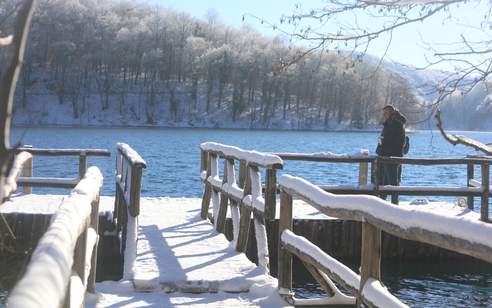 13.01.2024., Plitvicka jezera - Snijeg i debeli minusi zaledili su slapove na Plitvickim jezerima koji mame uzdahe brojnih posjetitelja. Photo: Kristina Stedul Fabac/PIXSELL